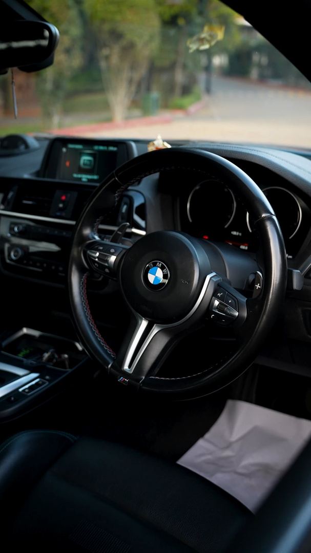 Steering wheel and cockpit of the BMW M2.